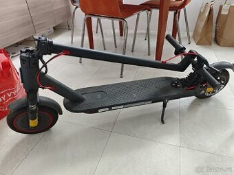 Celoodpružená Xiaomi Mi Electric Scooter PRO