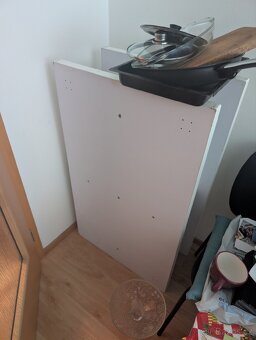 Nádobí, stolky a různé věci za odvoz