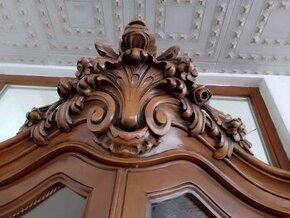 Italská vitrína s komodou-barokní