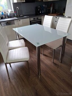 Jidelni stul se 4 zidlemi