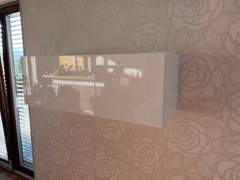 Závěsná police bílý lesk