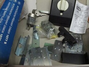 bezpečnostní přídavný zámek se závorou