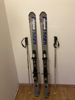 Carvingové lyže Völkl 147 cm s vázáním + hůlky