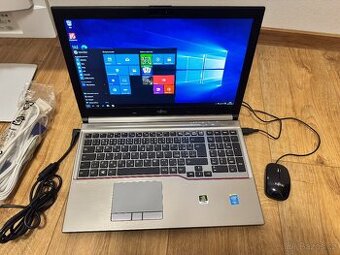 Fujitsu Celsius H730 + dokovačky + zdroje + myš - 1