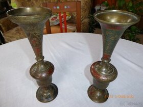 2 STARÉ ZDOBENÉ MOSAZNÉ SVÍCNY