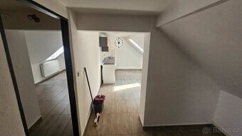 Nabízím k podnájmu podkrovní byt