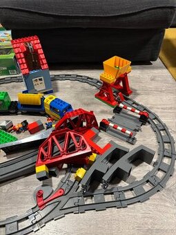 Lego duplo vlak s železničním mostem a s přejezdem