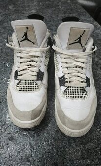 Air Jordan 4 Retro Military Black, vel 44,5.