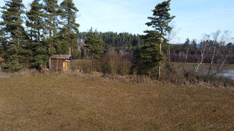 Pozemek pro glamping s malou chatkou Šumava