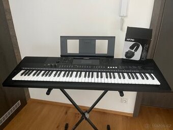 Klávesy Yamaha s příslušenstvím