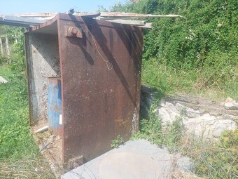 Krychlová železná nádoba