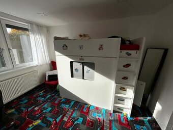 Dětská patrová postel s domečkem