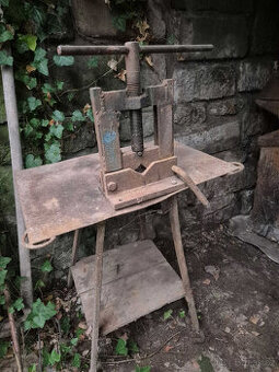 Prodám instalaterský svěrák se stolkem.