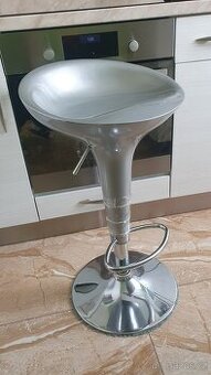 Sháním níže uvedenou barovou židli šedou