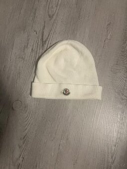 Krásná čepice Moncler.