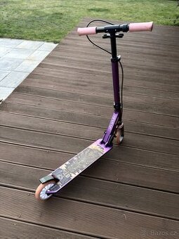 Dětská koloběžka s brzdou na řídítkách (Decathlon)