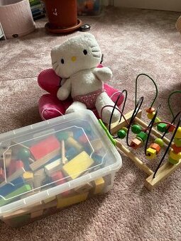 Dreveny labyrint a drevena stavebnice.