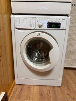 Automatická pračka Indesit – úzké provedení