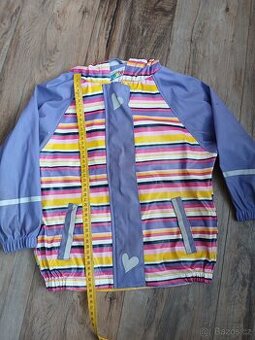 Dívčí nepromokavá bunda.