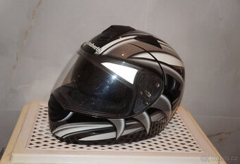 Málo jetá helma na motorku XS motocyklová přilba Schuberth.