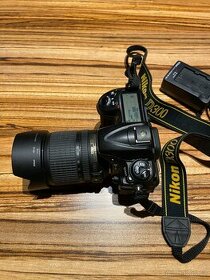 Nikon D300 s objektivem Nikon Nikkor 18-105 VR
