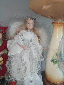 Různé malé porcelánové panenky