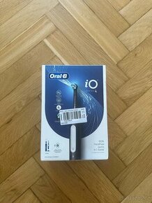 Oral-B iO Series 4 Black magnetický kartáček