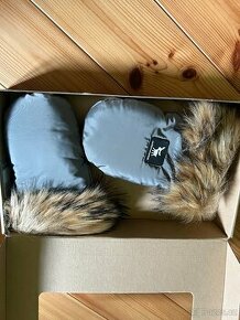 Cottonmoose Rukavice na kočárek s kožichem - jungle green