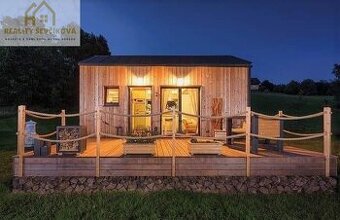 Kompletně zařízený tiny house s terasou v Boho stylu