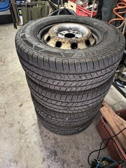Zimní sada pneu s disky 225/70 R15 , et68,5x118.