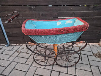 Starý kočárek košatina – retro, starožitnost