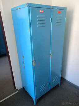 kovové šatní skříně