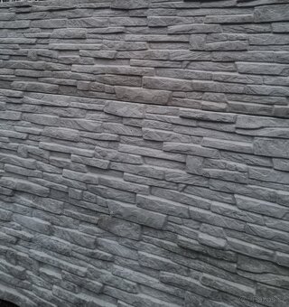 Betonový plot.  Skládaný betonový plot.  Štípaný kámen