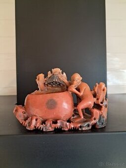 Kamenná mistička s motivem opice