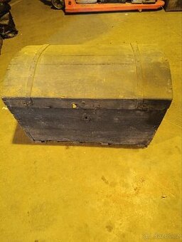 Stará dřevěná truhla