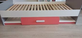 Postel s úložným prostorem.