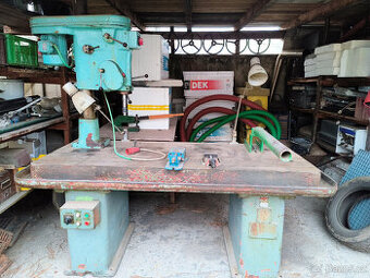 Sloupová vrtačka včetně stolu