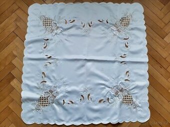 Vánoční ubrus - ručně vyšívaný