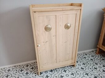 Stará skříňka, potravinka po renovaci