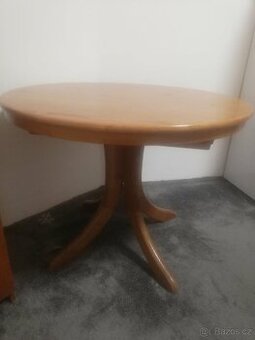 Jídelní rozkládací stůl