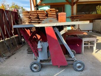 Tovární pila na dřevo