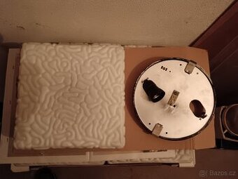 demontovaná světla s kryty