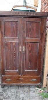 Starožitná skříň