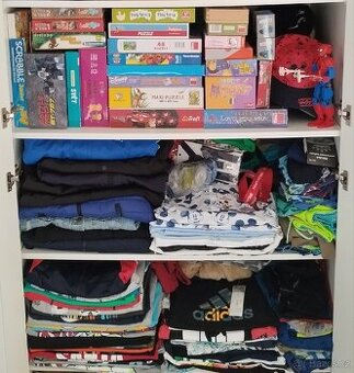 Chlapecké oblečení a hračky