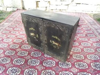 Plechová závěsná skříňka s mysliveckým motivem