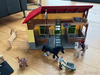 Stáj, mycí box,  koně, postavy SCHLEICH