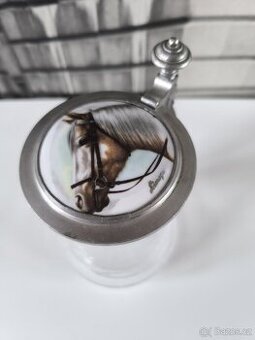 Skleněný sběratelský korbel - medailón koně