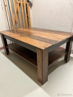 Dřevěný konferenční stolek