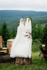 Bílé šaty s krajkou a výšivkou i jako svatební - 1