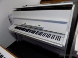 Prodám bílé celopancéřové piano, pianino, klavír Petrof